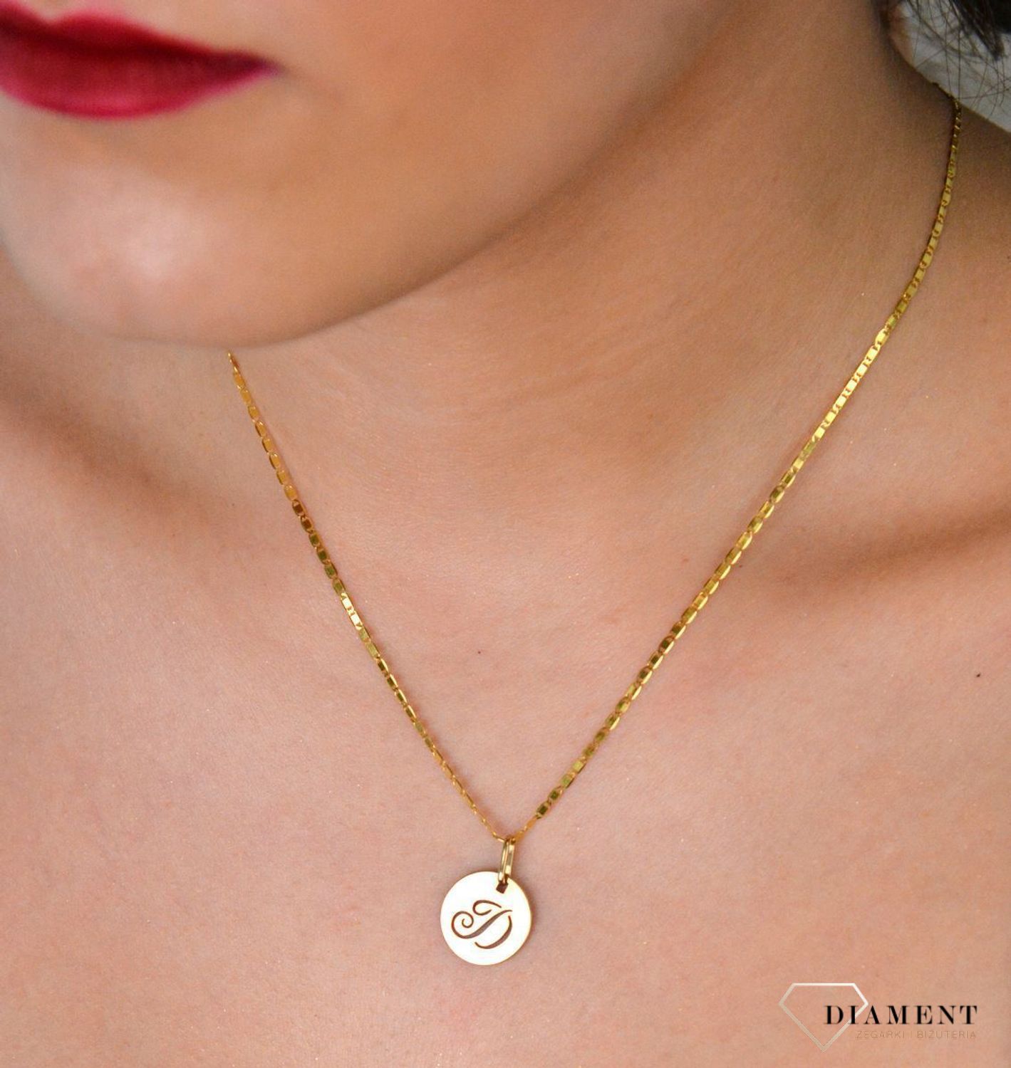 Złota zawieszka 585 z literką D w kółeczku DIA-ZA 2128D-585 Wisiorek został wykonany z najwyższej jakości złota próby 585. Modny wzór zawieszki będzie się pięknie prezentować na szyi. Subtelny,1.jpg